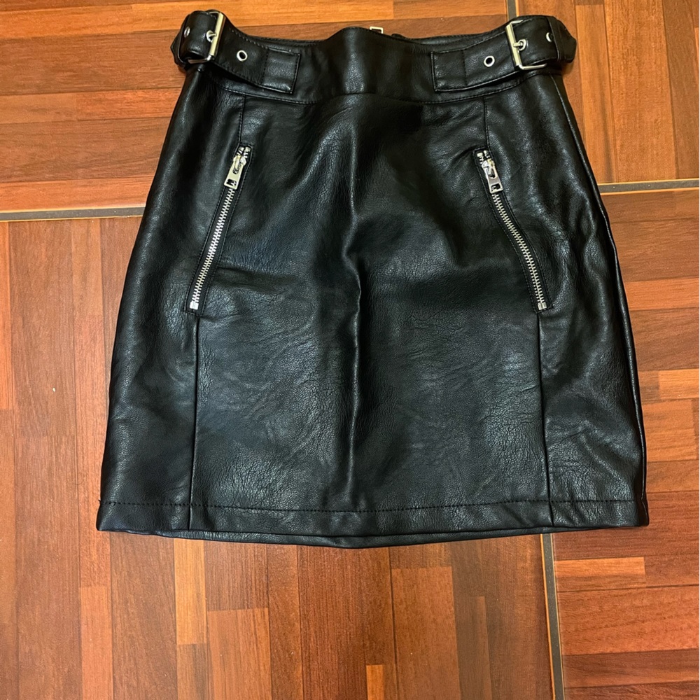 Faux leather buckle skirt
